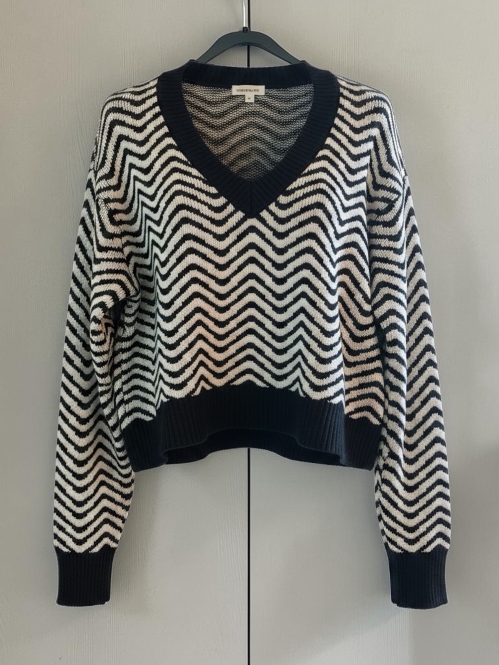 Sugarlips Black & White Chevron V-Neck Sweater Size Large